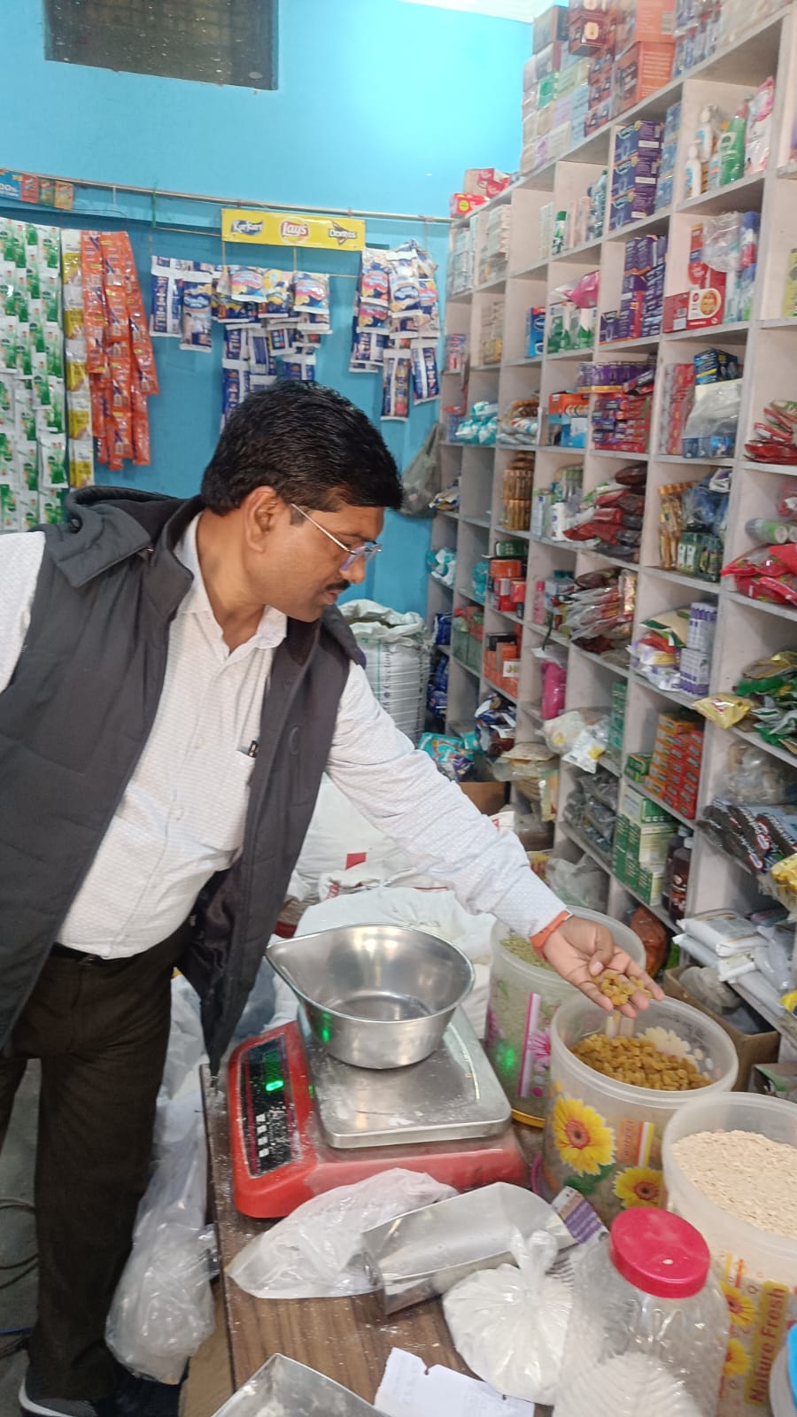 होली-रमजान से पहले रामनगर में खाद्य विभाग की सख्ती, पीरूमदारा के दर्जनभर प्रतिष्ठानों का निरीक्षण, नमूने जांच को भेजे